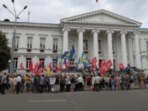 Фото: Полтавці «штурмували» мерію через гарячу воду та нові ціни на проїзд у місті