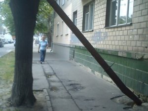 Фото: У Полтаві на пішохідну доріжку вулиці Халтуріна впала водостічна труба (фотофакт)