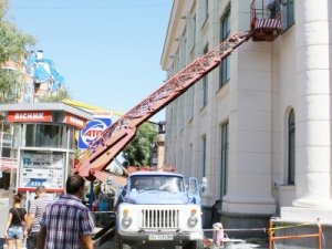 Фото: Будівельники оновлюють полтавський ЦУМ. Фотофакт