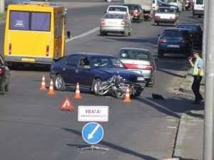 Фото: ДТП у Полтаві: біля кондитерки не розминулись  легковик з мотоциклом (фото та карта)