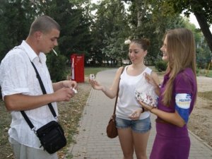 Фото: У Полтаві провели акцію «Міняємо цигарку на цукерку»