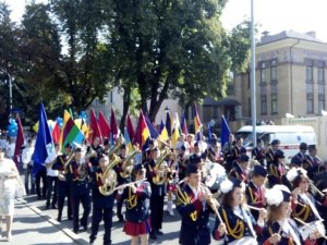 Фото: День Прапора у Полтаві: у центрі міста під державним стягом пройшла колона