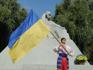 Сотні полтаців пройшли колоною містом у День прапора (+ фото)