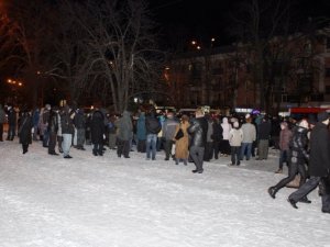 Фото: Полтавський Євромайдан: люди налаштовані стояти попри холод