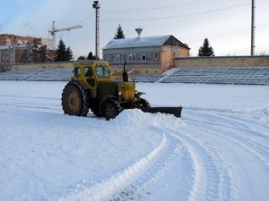 Фото: У Лубнах готують до відкриття велику ковзанку (фото)