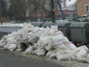 Фото: Фотофакт. У Полтаві з будівельного сміття створили барикаду, схожу на євромайданівські