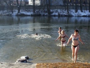 Фото: Водохреща у Полтаві: мер міста разом з полтавцями пірнав у воду (+ фото)