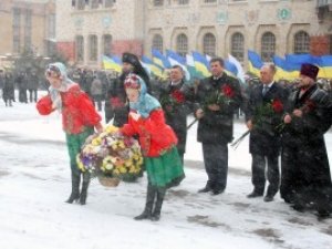 Фото: День Соборності: полтавці поклали квіти до пам'ятника Шевченку