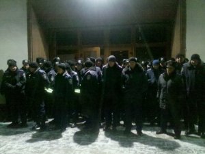 Фото: Євромайдан у Полтаві біля облдержадміністрації зустрів чималий кордон міліції (оновлено) 