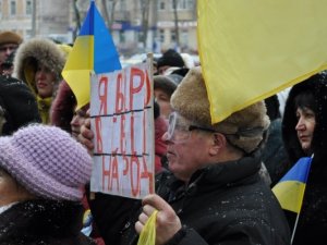 Полтавці прийшли з плакатами до стін облради – їх зустрів кордон міліції (оновлено)