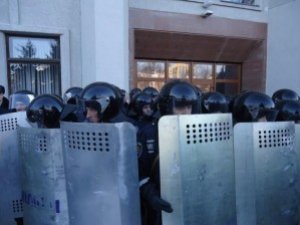 Фото: "Мобілізують" полтавських тітушок. Планують "глушити" зв'язок. Полтавці йдуть під прокуратуру