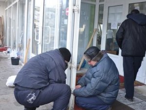 У Полтаві  мітингувальники засклили двері облради (+фото)