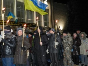 У Полтаві мітингувальники вшанували бійців Крут ходою зі смолоскипами (фото)