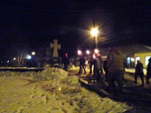 Фото: У Полтаві мітингувальники вшанували бійців Крут ходою зі смолоскипами (фото)