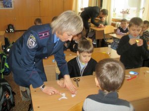 У полтавській школі вирізали світловідбиваючі серця (фото)