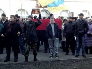 Колона мітингувальників у Полтаві пікетувала УСБУ