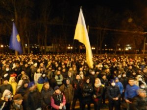 Фото: Відео. Мер Полтави йшов з народом у колоні, вигукував «Слава Україні» та співав гімн