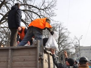 Фото: Майдан у Полтаві прибрали від роздробленої бруківки та барикад