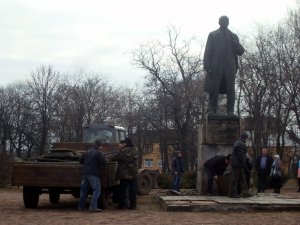 Фото: У Хоролі демонтували пам’ятник Леніну і передали на зберігання комунальникам (+фото)