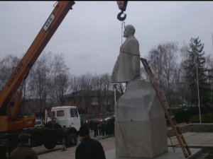 Фото: Відео. У Семенівці під час демонтажу пам’ятника Леніну у вождя відлетіла голова