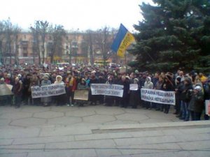 Фото: Недільне віче у Полтаві зібрало велику кількість людей: почали з Гімну та молитви