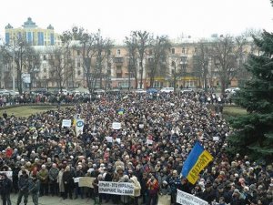 Фото: 2 березня у Полтаві: бажаючих чоловіків записують до лав армії, жінок – у медичні загони