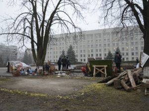 Фото: Біля Полтавської облдержадміністрації прибрали намет (+фото)