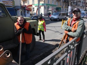 Фото: У рамках двомісячника чистоти комунальники у Полтаві пиляють дерева та вивозять сміття тоннами