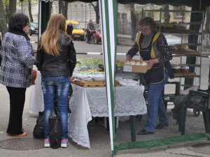 Фото: У передвеликодній день у Полтаві хтось кошик тільки готує, а хто – вже освячує паски