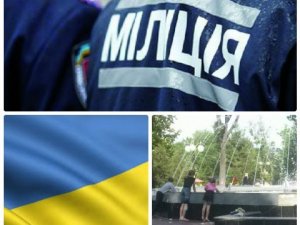 Фото: У Полтаві "скупали" у фонтані прапор України