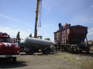 Фото: У Новосанжарському районі чоловіка засипало цементом