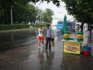 Фото: Злива у Полтаві: як перехожі ховались від дощу (фото)