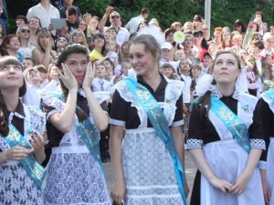 Останній дзвоник у Полтаві: школярі плакали, танцювали та прощались (фото)