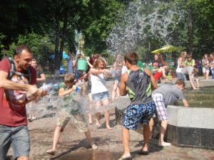 Фото: Полтавська водяна битва – полтавці обливали одне одного водою