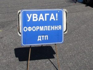 Фото: У Карлівці перекинувся автомобіль: загинула пасажирка, ще одна – в лікарні