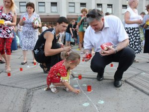 Фото: У Полтаві виклали з лампадок великий тризуб (фото, відео)