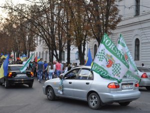 Фото: На Марші Єдності у Полтаві спалили два прапора