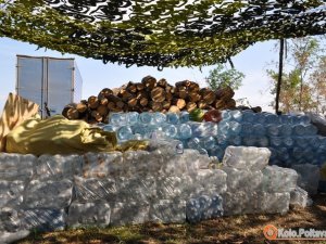 Фото: У Полтаві збирають пляшки під воду для бійців АТО