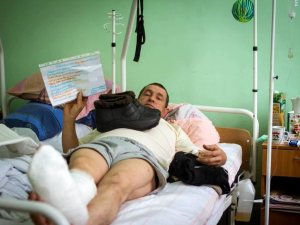 Фото: Полтавці привітали поранених бійців у Дніпропетровському військовому госпіталі