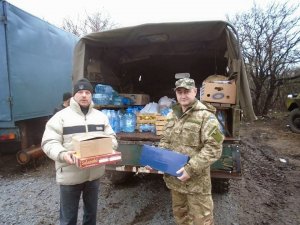 Фото: Полтавські «Вільні люди» відвези бійцям дрова, а дітям – подарунки до Нового року