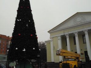 Фото: У Полтаві почали розбирати ялинки та ілюмінацію (фотофакт)