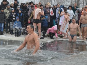 Від малого до старого полтавці пірнали у водохрещенську ополонку