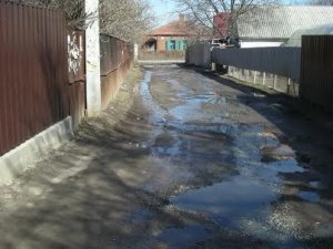 Фото: У Полтаві прорвало каналізацію: стічні води забруднюють три вулиці (фото)