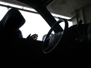 Фото: На Полтавщині двоє в масках напали на таксиста й викрали його авто