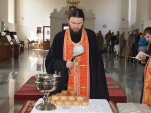 Фото: Близько півтори тисячі бійців на передовій отримають мед, освячений у Полтаві