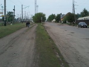 На одній із вулиць Полтави водії прокатали дорогу вздовж залізничних колій