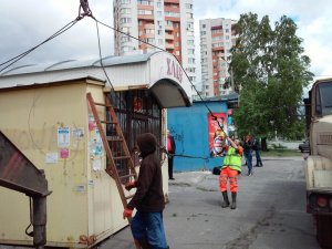 У Полтаві комунальні служби демонтували хлібний кіоск