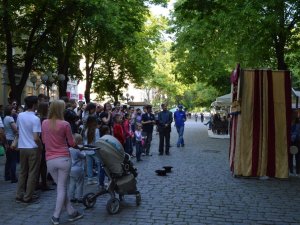 Фото: Панч та Арлекін розважали полтавців просто неба