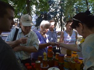 На «Святі меду» у Полтаві частують і збирають кошти родинам вояків (ФОТО)