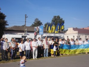 Величезні синьо-жовті прапори розгорнули в різних куточках Полтавщини (фото)